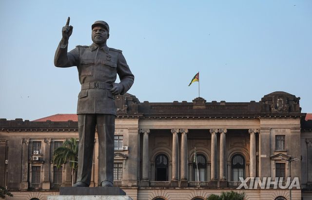 모잠비크 수도 마푸투 시청 앞에 서 있는 사모라 마셸 초대 대통령 동상 [신화 연합뉴스 자료사진. 재판매 및 DB 금지]