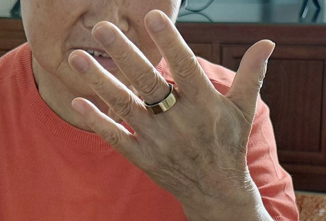 한 어르신이 스마트링을 착용하고 있는 모습