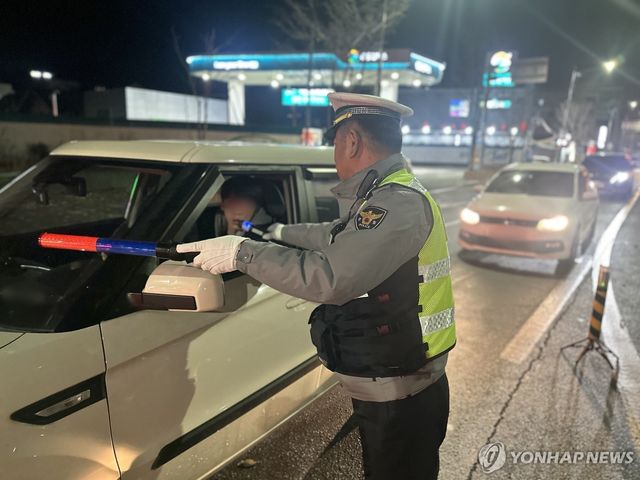 음주 단속 중인 경찰(본 기사와 관련 없음)