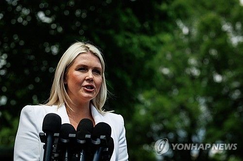 취재진 질문에 답변하는 레빗 대변인