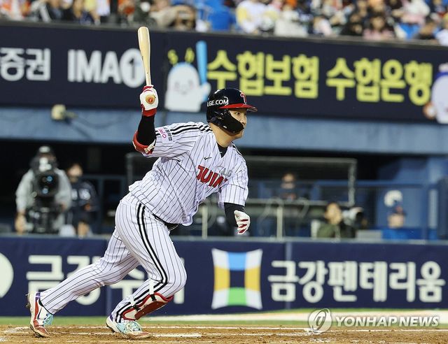 적시타로 타점 올리는 문보경