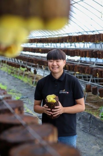 버섯 농장 둘러보는 손동현씨