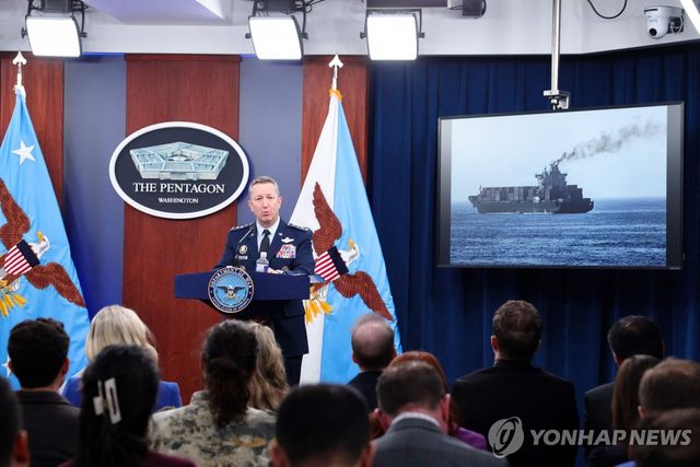 브리핑하는 댄 케인 합참의장