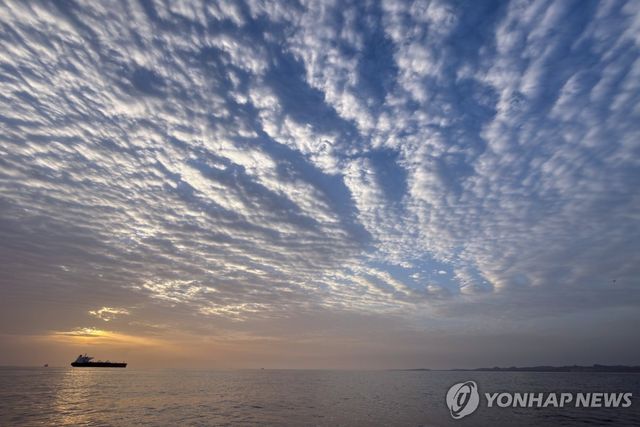 호르무즈 해협을 지나는 유조선