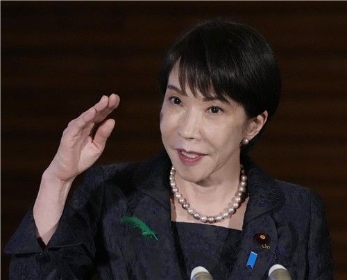 방위 장비 수출 규정 개정 뒤 기자단에 설명하는 다카이치 일본 총리