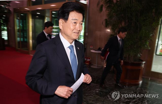 집무실로 향하는 정동영 통일부 장관