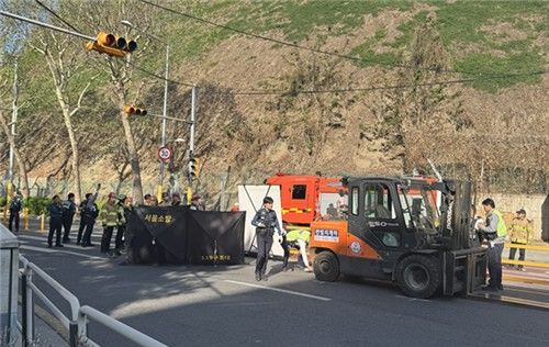 24일 오전 8시께 서울 양천구 목동의 한 도로에서 지게차를 몰고 신호 위반을 하던 60대 남성이 자전거를 타고 가던 40대 여성을 들이받아 숨지게 해 경찰에 붙잡혔다. 사진은 사고 현장. [독자 제공. 재판매 및 DB 금지]