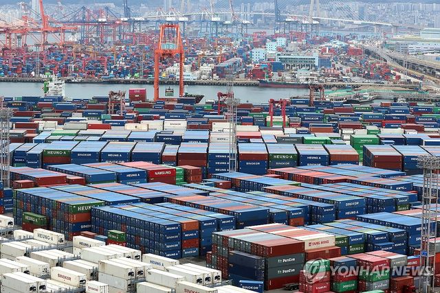 컨테이너 쌓여있는 부산항 신선대, 감만부두