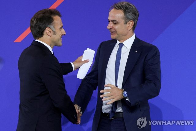 에마뉘엘 마크롱 프랑스 대통령과 키리아코스 미초타키스 그리스 총리
