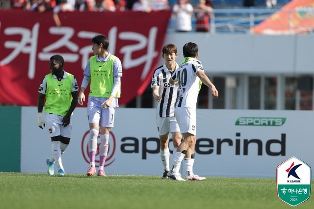 서울 이승모의 세리머니 모습.