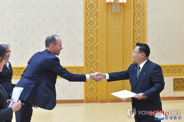 북한 최룡해, 주북 스웨덴 대사 신임장 접수