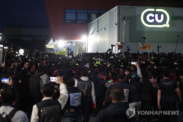 화물연대와 경찰 '야간대치'