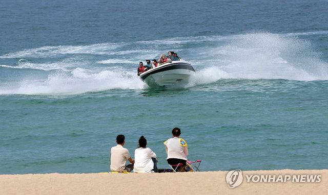 모터보트 타고 시원한 바다로