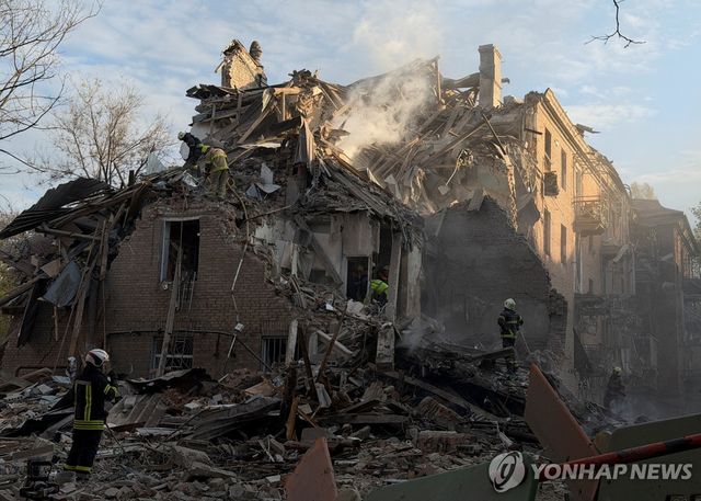 밤새 러시아 공격을 받은 드니프로 지역의 주택가