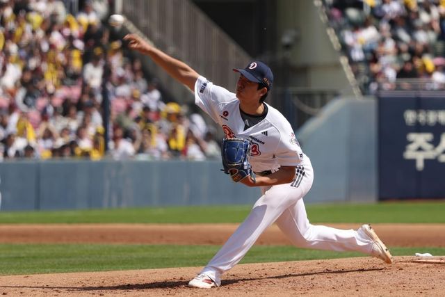 역투하는 두산 최민석