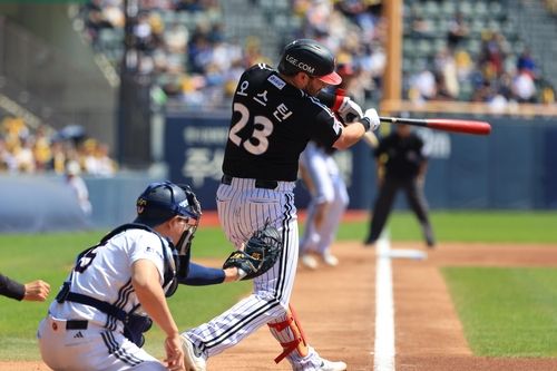 적시타 때리는 오스틴 딘