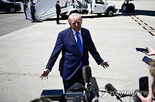 취재진 질문에 답하는 트럼프 대통령