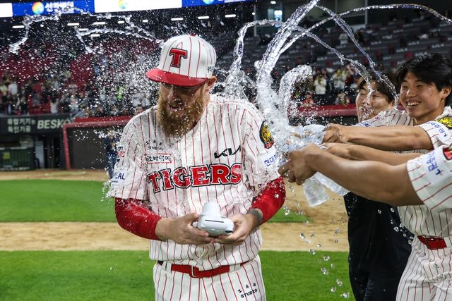 올러에게 완봉 물세례 퍼붓는 KIA 선수들 