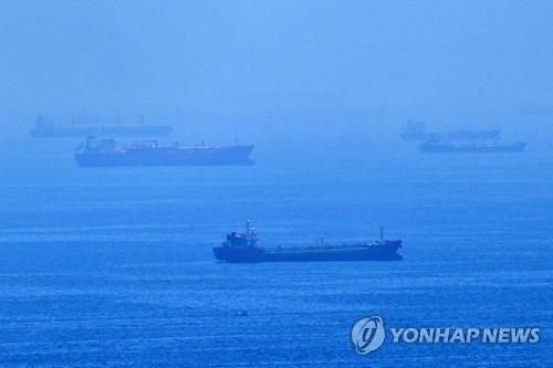 호르무즈 해협에 닻을 내리고 멈춰 있는 선박들