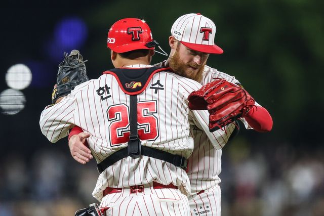 포수 한준수와 완봉 기쁨 나누는 올러