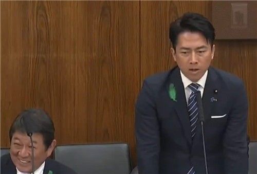 국회 답변하는 고이즈미 신지로 일본 방위상(우)과 웃음을 터트리는 모테기 외무상