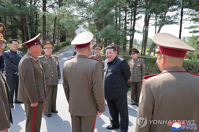 김정은, 서부지구 기계화보병사단관하 연합부대 방문