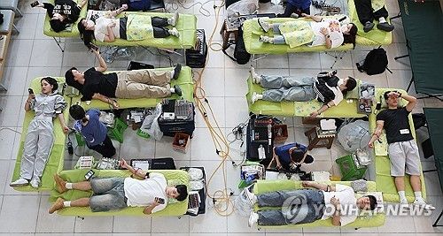 헌혈 행사에 참여한 대학생들