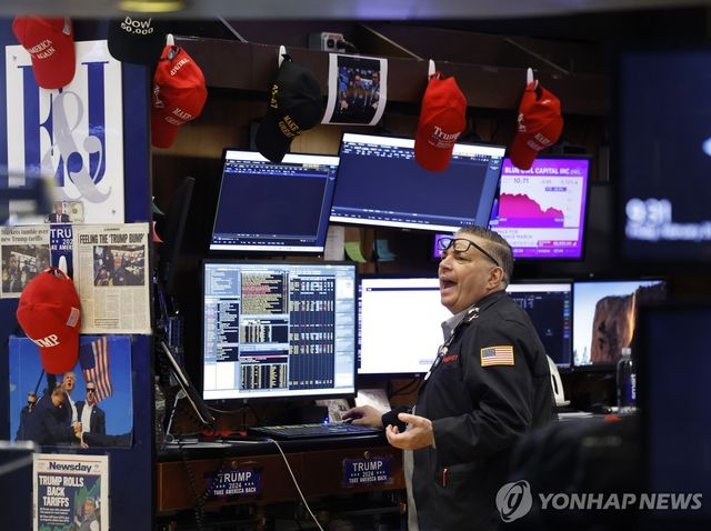 미 뉴욕증권거래소(NYSE) 객장에 걸린 마가(MAGA·미국을 다시 위대하게) 모자 