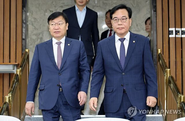 원내대책회의 입장하는 송언석·정점식
