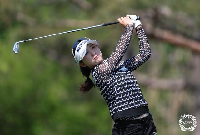 아이언샷 날리는 이예원