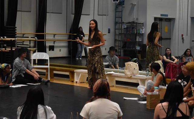 수업 진행하는 오주연 교수