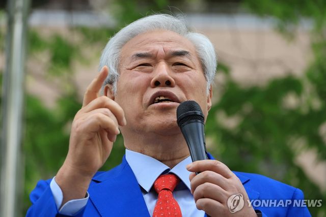 법원 출석 전 발언하는 전광훈 목사