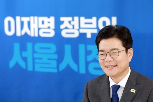 인터뷰하는 정원오 민주당 서울시장 후보