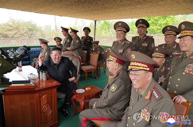 김정은, '빨치산 창건일'에 포사격경기 참관