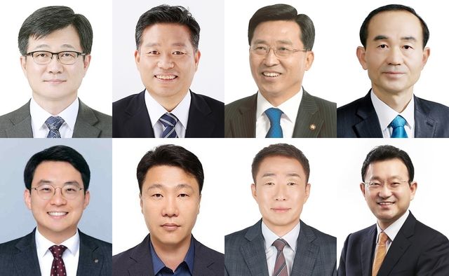 왼쪽부터 강은호, 김종회, 김춘진, 박준배, 박지원, 이광수, 최수학, 홍석빈.