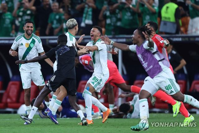 우승을 자축하는 알아흘리 선수들