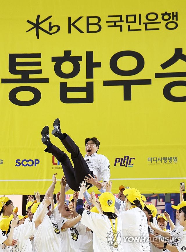 헹가래 받는 김완수 감독