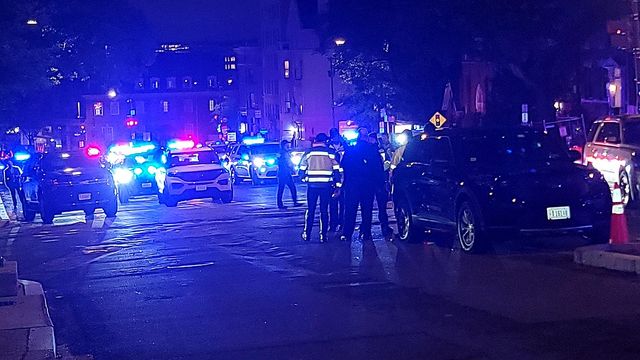 트럼프 만찬 행사장 주변에 배치된 경찰과 경찰차량