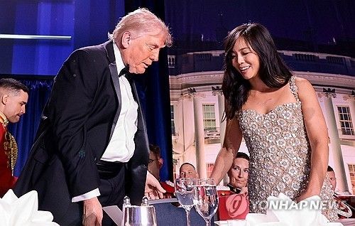 백악관 출입기자 만찬에 참석한 트럼프 대통령(왼쪽)과 백악관 기자협회장(오른쪽)