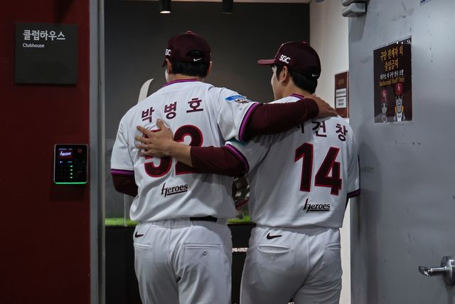 26일 서울 고척스카이돔에서 열린 은퇴식에서 박병호 잔류군 선임코치와 서건창