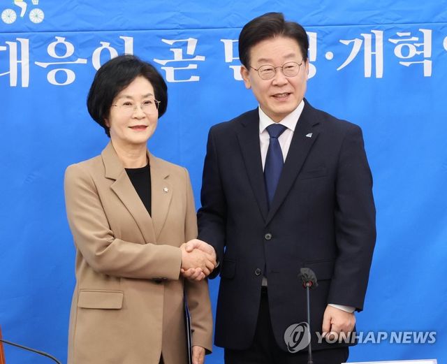 임명장 수여하는 이재명 대표