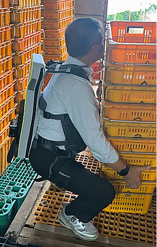 웨어러블 로봇 사용하는 농민