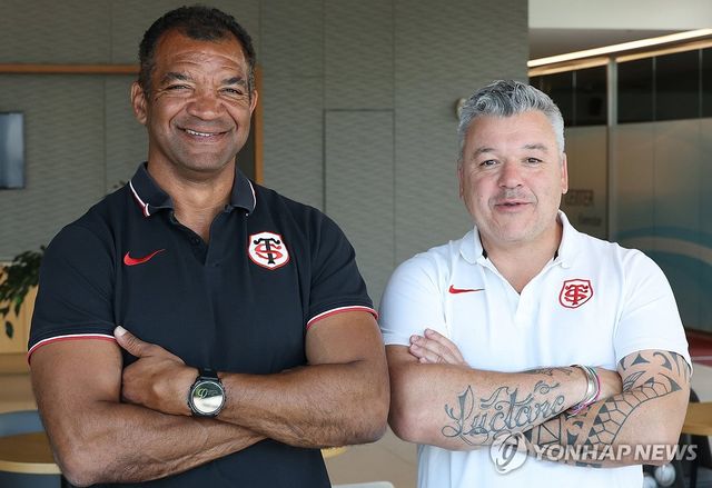 툴루즈 럭비 아카데미 에밀 은타막과 요안 포레