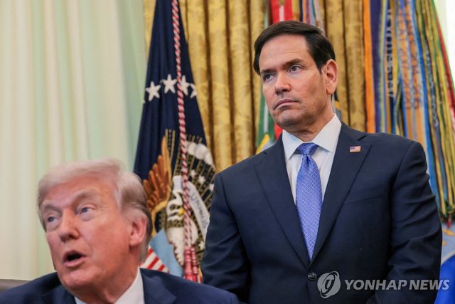 도널드 트럼프 대통령의 발언을 지켜보는 마코 루비오 국무장관