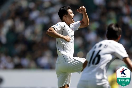 골세리머니를 펼치는 포항 이호재