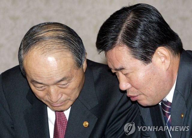 2004년 1월 30일 오명 과학기술처 장관(왼쪽)과 김진표 부총리