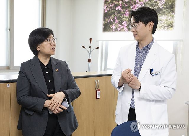 의료진과 대화하는 정은경 보건복지부 장관