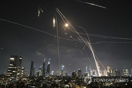 텔이비브에서 발사된 아이언돔 요격 미사일의 궤적. 기사 내용과 직접 관련 없음