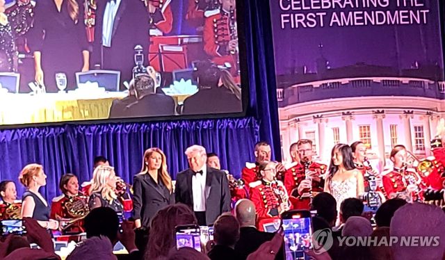 백악관출입기자협회 만찬 참석한 트럼프 대통령 내외