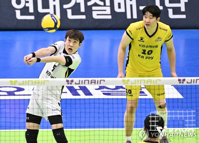 공을 받아내는 김도훈(왼쪽)과 나경복(오른쪽)
